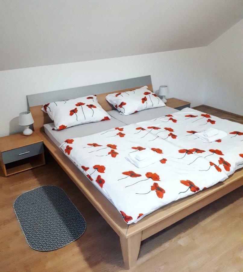 Apartman Lena Tusilovic エクステリア 写真
