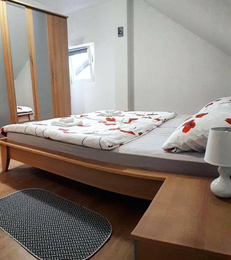 Apartman Lena Tusilovic エクステリア 写真